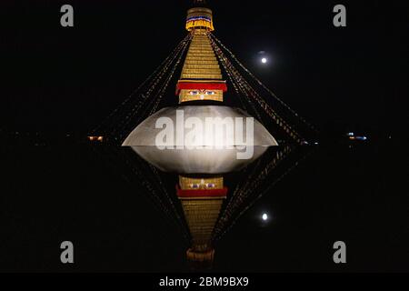 Katmandou, Népal. 7 mai 2020. Le Boudhanath Stupa, site du patrimoine mondial de l'UNESCO, se reflète dans une flaque dans la région de Boudha à Katmandou, au Népal, le 7 mai 2020. Le festival Bouddha Jayanti est célébré comme un jour Saint par les bouddhistes dans de nombreux pays asiatiques pour marquer la naissance, l'illumination et le nirvana du Bouddha Gautam le jour de la pleine lune en mai. Credit: Sulav Shrestha/Xinhua/Alamy Live News Banque D'Images