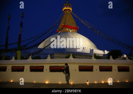 Katmandou, Népal. 7 mai 2020. Un dévot allume la lampe à huile pour marquer le festival Bouddha Jayanti dans la région de Boudha à Katmandou, Népal, le 7 mai 2020. Le festival Bouddha Jayanti est célébré comme un jour Saint par les bouddhistes dans de nombreux pays asiatiques pour marquer la naissance, l'illumination et le nirvana du Bouddha Gautam le jour de la pleine lune en mai. Credit: Sulav Shrestha/Xinhua/Alamy Live News Banque D'Images