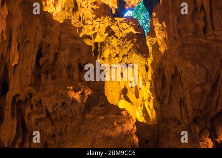 Hang Sung Sot Cave, également connue sous le nom de grotte de surprises, est l'une des attractions touristiques les plus populaires et les plus grandes grottes de la baie d'Halong, a découvert Viezna Banque D'Images