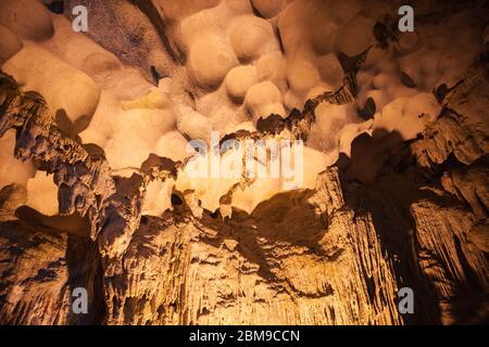 Hang Sung Sot Cave, également connue sous le nom de grotte de surprises, est l'une des attractions touristiques les plus populaires et les plus grandes grottes de la baie d'Halong, a découvert Viezna Banque D'Images