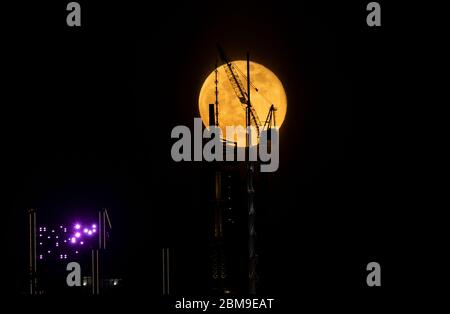 New York, NY - 7 mai 2020 : Super Flower Moon s'élève au-dessus de Midtown Manhattan, vu de Weehawken du New Jersey Banque D'Images