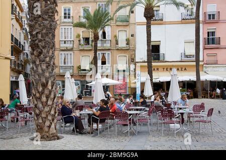 Café sur la cathédrale Plaza, Cadix, Andalousie, Espagne, Europe Banque D'Images