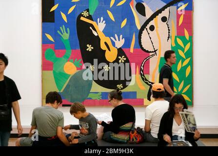 Les Sorrows du Roi d'Henri Matisse s'affichent dans la galerie du Centre Pompidou avec des visiteurs et une famille se rassemblant sur les tabouret devant lui.Paris.France Banque D'Images