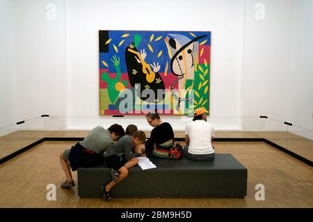 Les Sorrows du Roi d'Henri Matisse s'affichent dans la galerie du Centre Pompidou avec une famille qui se réunit sur le tabouret devant lui.Paris.France Banque D'Images