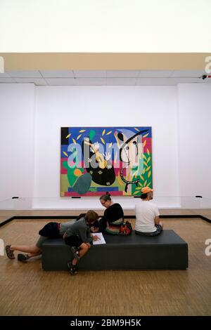 Les Sorrows du Roi d'Henri Matisse s'affichent dans la galerie du Centre Pompidou avec une famille qui se réunit sur le tabouret devant lui.Paris.France Banque D'Images