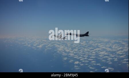 Un danseur B-1B vole avec deux F-16 danois au cours d'une mission d'entraînement pour la Force opérationnelle Bomber Europe, le 5 mai 2020. Les équipages de la 28e Escadre Bomb de la base aérienne d'Ellsworth, Dakota du Sud, ont pris part à leur mission de longue durée de la Force opérationnelle bombardier pour mener une formation d'interopérabilité avec les équipes terrestres des chasseurs danois et des contrôleurs d'attaque du terminal commun estonien. La formation avec nos alliés de l'OTAN et les pays partenaires du théâtre contribue à améliorer la résilience et l'interopérabilité et nous permet de construire des relations durables nécessaires pour faire face à la vaste gamme de défis mondiaux Banque D'Images