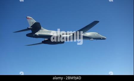 Un danseur B-1B vole pendant une mission d'entraînement pour la Force opérationnelle d'bombardier Europe, le 5 mai 2020. Les équipages de la 28e Escadre Bomb de la base aérienne d'Ellsworth, Dakota du Sud, ont pris part à leur mission de longue durée de la Force opérationnelle bombardier pour mener une formation d'interopérabilité avec les équipes terrestres des chasseurs danois et des contrôleurs d'attaque du terminal commun estonien. La formation avec nos alliés de l'OTAN et les pays partenaires du théâtre contribue à améliorer la résilience et l'interopérabilité et nous permet de construire des relations durables nécessaires pour relever le vaste éventail de défis mondiaux. (Photo de courtoisie de Banque D'Images