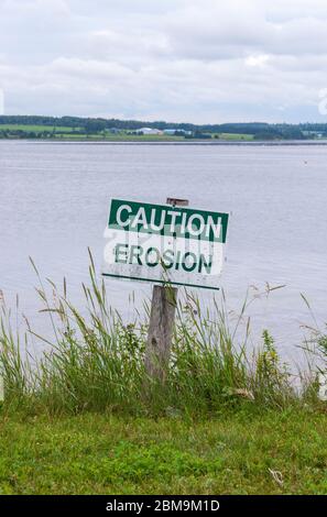 Avertissement d'érosion. Avis affiché sur la rive du port de North Rustico. Île-du-Prince-Édouard, Canada Banque D'Images