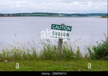 Avertissement d'érosion. Avis affiché sur la rive du port de North Rustico. Île-du-Prince-Édouard, Canada Banque D'Images