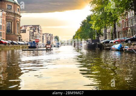 Vue sur le niveau de l'eau depuis le canal le long de l'église luthérienne ronde avec un panneau indiquant « Work in Progress » flottant sur l'eau tandis que le soleil se couche en automne Banque D'Images