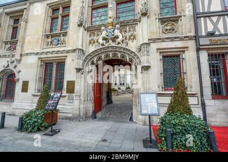 Façade ornée d'un ancien palais et maintenant hôtel dans la ville médiévale de Rouen, France. Banque D'Images