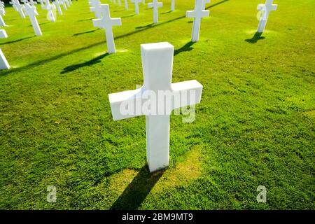 Un marché de tombe pour une troupe de la guerre mondiale 2 tombée dans le cimetière américain de Colleville-sur-Mer sur la côte normande de France Banque D'Images