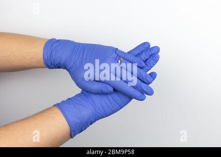 Mains de femme interverrouillées avec des gants de protection et un anneau sur le doigt Banque D'Images