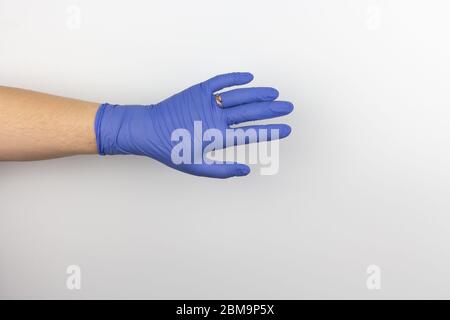 Mains de femme interverrouillées avec des gants de protection et un anneau sur le doigt Banque D'Images