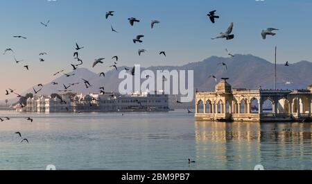 Mohan Mandir Et Lake Palace Lac Pichola Udaipur Rajasthan Inde Banque D'Images