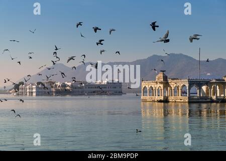 Mohan Mandir Et Lake Palace Lac Pichola Udaipur Rajasthan Inde Banque D'Images