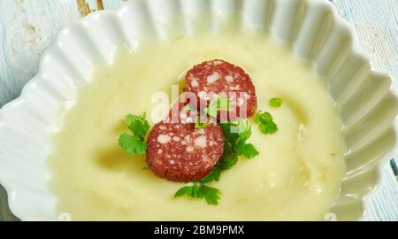 Dubarry Potage au chorizo croustillant, soupe crémeuse de chou-fleur en gros plan Banque D'Images