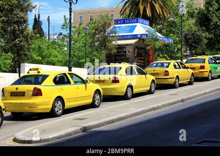 Taxis dans une rangée de taxis attendant à Athènes, Grèce, mai 6 2020. Banque D'Images