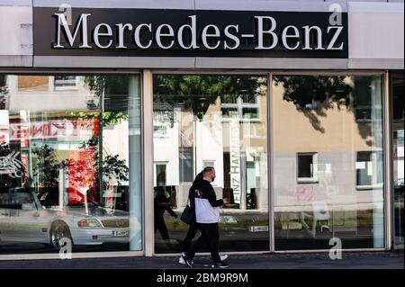 Berlin, Allemagne. 7 mai 2020. Des piétons marchent devant un concessionnaire de Mercedes-Benz à Berlin, capitale de l'Allemagne, le 7 mai 2020. L'exportation de voitures en Allemagne a été « quasiment paralysée », a indiqué l'Association allemande de l'industrie automobile (VDA). En baisse de 94 %, seulement 17,600 voitures de tourisme neuves ont été livrées à des clients du monde entier en avril. Crédit: Binh Truong/Xinhua/Alay Live News Banque D'Images