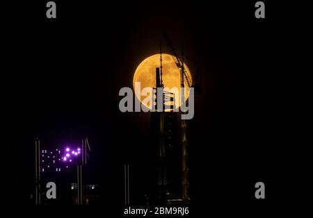 New York, États-Unis. 07th Mai 2020. La lune de fleurs Super se dresse au-dessus de Midtown Manhattan, vue depuis Weehawken du New Jersey. (Photo de Lev Radin/Pacific Press) crédit: Agence de presse du Pacifique/Alamy Live News Banque D'Images