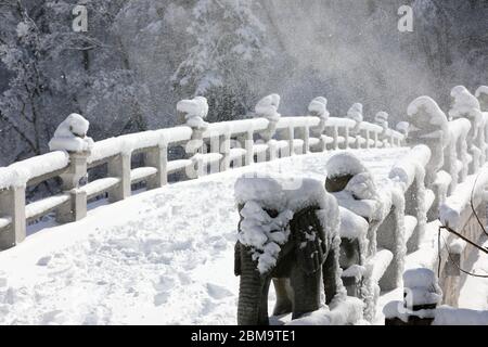 Magnifique paysage d'hiver. Pont en pierre enneigée. Parc national d'Odaesan, Gangwon-do, Corée Banque D'Images