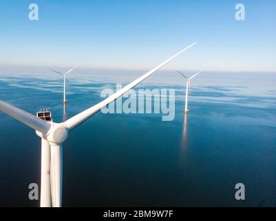 Éolienne depuis la vue aérienne, vue sur Drone au parc à vent ouest stermeerdijk une ferme de moulin à vent dans le lac IJsselmeer le plus grand aux Pays-Bas, durable Banque D'Images