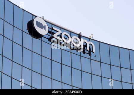 Le logo Zoom est visible sur le campus du siège social de Zoom Video Communications, société américaine de technologie de visioconférence, à San Jose, en Californie. Banque D'Images