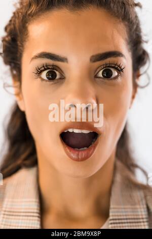 Portrait de la belle femme afro-américaine qui est surprise. Banque D'Images