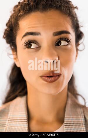 Portrait de la belle femme afro-américaine qui fait des visages. Banque D'Images