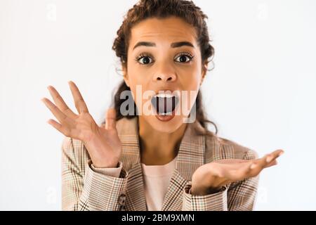 Portrait de la belle femme afro-américaine qui est surprise. Banque D'Images