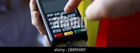 Bouton-poussoir de porte-gobelets à main mâle sur le terminal POS moderne Banque D'Images