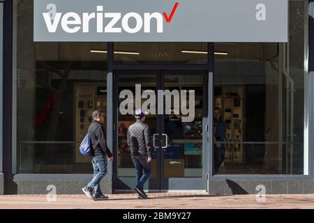 Les clients entrent dans un magasin Verizon dans le quartier financier de San Francisco, Californie, le dimanche 9 février 2020. Banque D'Images