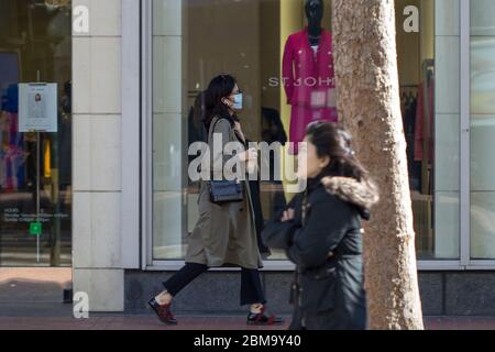 Une femme asiatique portant un masque facial dans le centre-ville de San Francisco, en Californie, le dimanche 9 février 2020. Banque D'Images