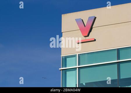 Le logo de Verily est visible au siège social de Verily Life Sciences. Verily est l'organisme de recherche d'Alphabet Inc. Qui a consacré l'étude des sciences de la vie. Banque D'Images