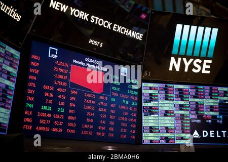 Genève, États-Unis. 16 mars 2020. Un moniteur affiche les informations sur les opérations à la Bourse de New York (NYSE) à New York, aux États-Unis, le 16 mars 2020. Crédit: Michael Nagle/Xinhua/Alay Live News Banque D'Images