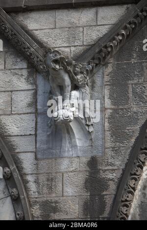 Travaux de pierre sur l'avant de la cathédrale Saint-fin-Barres à Cork en Irlande Banque D'Images