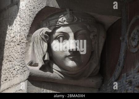 Gros plan de sculptures en pierre sur la cathédrale de fin Barres Banque D'Images