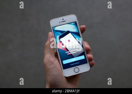 Page de connexion à l'application Monzo affichée sur un iPhone. Monzo Bank est une banque en ligne et a été l'une des premières banques de challenger basées sur des applications au Royaume-Uni. Banque D'Images