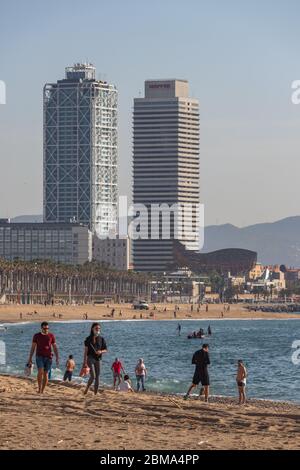Barcelone, Espagne. 8 mai 2020. Les gens sur la plage de Barceloneta. A partir du vendredi, Barcelone rouvre ses plages le matin pour des activités sportives individuelles, comme la natation ou le surf. L'accès à la plage est contrôlé par la police. Credit: Dino Geromella / Alamy Live News Banque D'Images