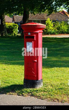 Une boîte postale Red Royal Mail Box E2R Pillar Box Type A dans une zone résidentielle de Hellesdon, Norfolk, Angleterre, Royaume-Uni, Europe. Banque D'Images