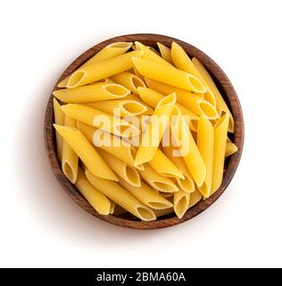 Pâtes de penne rigate dans un bol en bois isolé sur fond blanc, vue du dessus Banque D'Images