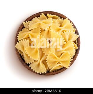 Pâtes Farfalle dans un bol en bois isolé sur fond blanc, vue du dessus Banque D'Images