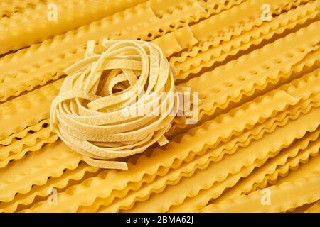 tagliatelle de pâtes sèches et mafaldini fond chaud Banque D'Images