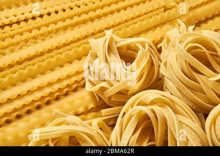 tagliatelle de pâtes sèches et mafaldini fond chaud Banque D'Images