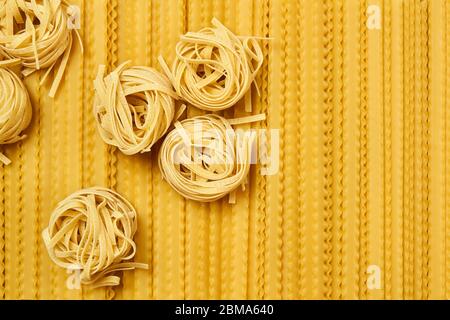 tagliatelle de pâtes sèches et mafaldini fond chaud Banque D'Images