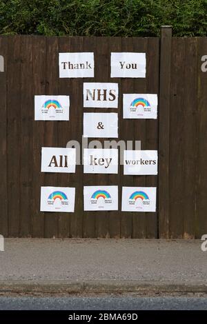 Rugby, Warwickshire, Royaume-Uni, 7 mai 2020. Un message de remerciement aux infirmières et aux travailleurs clés du NHS signe installé sur une clôture Banque D'Images