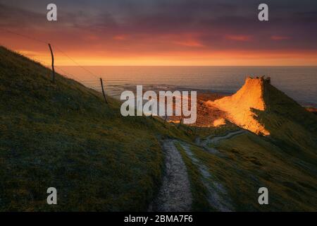 Côte de Zumaia et plage Sakoneta à Gipuzkoa au coucher du soleil Banque D'Images