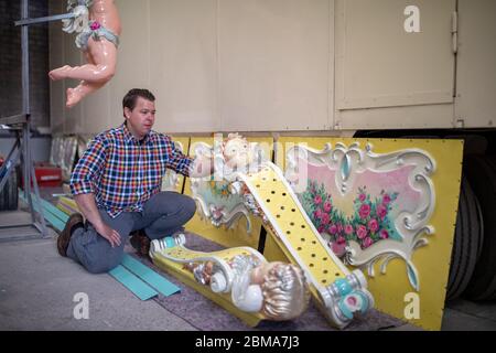 28 avril 2020, Bavière, Burgthann : le showman Johannes Braun inspecte un élément nouvellement peint d'un stand de bonbons dans son atelier. Il a été habitué à être un showman depuis qu'il était un enfant. Braun dirige l'entreprise familiale de la 7e génération avec sa mère. En fait, Johannes Braun et sa famille sont sur la route depuis des mois. Avec des voitures tamponneuses et un carrousel pour enfants, ils voyagent de la foire à la foire. Mais en raison de la crise de la couronne, Braun est actuellement incapable de travailler et craint maintenant pour son existence. (À dpa 'réparations et stand de bonbons au lieu de l'agitation du parc d'expositions') photo: Daniel Banque D'Images