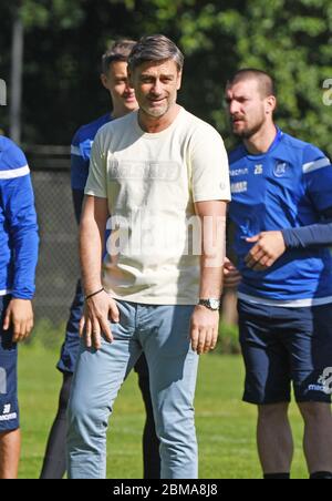 Karlsruhe, Allemagne. 08e mai 2020. Oliver Kreuzer, directeur sportif de la Karlsruher SC, a enregistré un entraînement d'équipe dans le stade Wildpark. Après la suspension des opérations du match en mars en raison de la crise de Corona, la saison actuelle sera poursuivie avec des jeux fantômes à partir du 16 mai. Crédit : Uli Deck/dpa/Alay Live News Banque D'Images