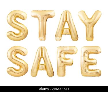 Message Stay Safe fait de ballons gonflables isolés sur fond blanc Banque D'Images